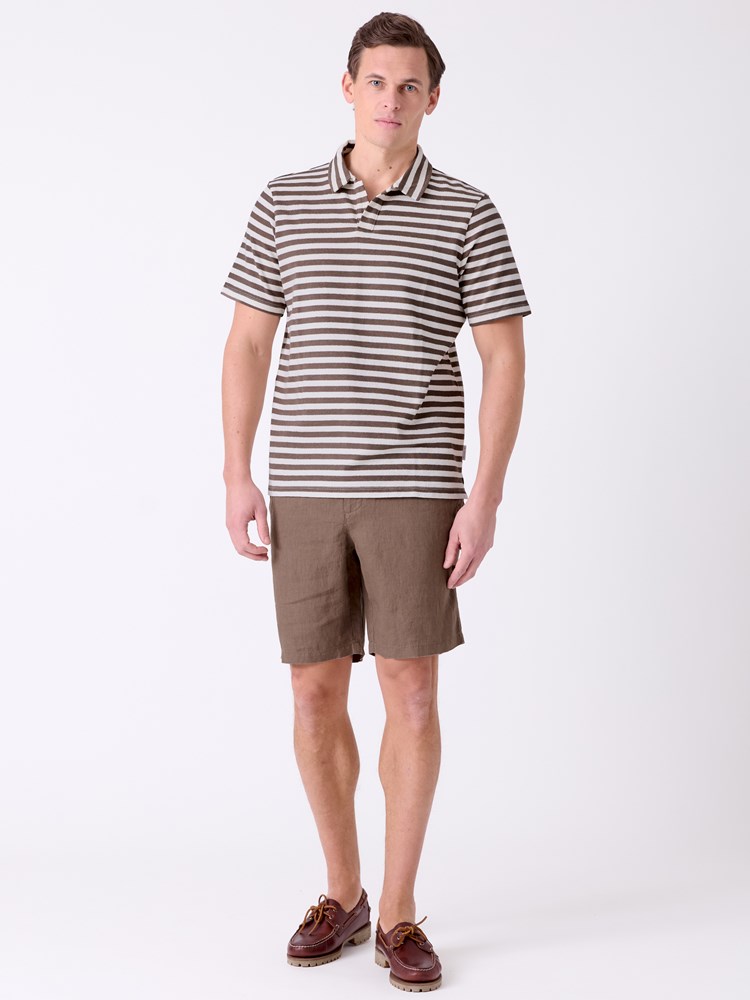 Roy polo t-skjorte 7515306_O61-MRCAPUCHIN-H26-Modell-Front_chn=decades_8006_Roy polo t-skjorte O61.jpg_Front||Front