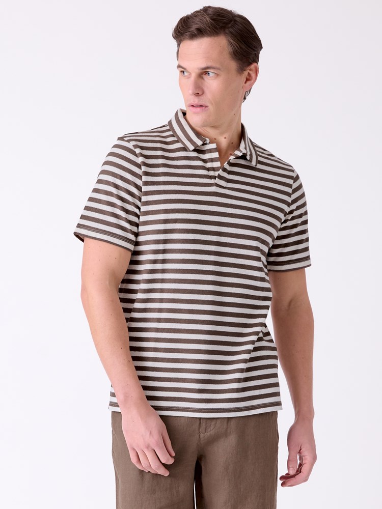 Roy polo t-skjorte 7515306_O61-MRCAPUCHIN-H26-Modell-Front_chn=decades_8488_Roy polo t-skjorte O61.jpg_Front||Front