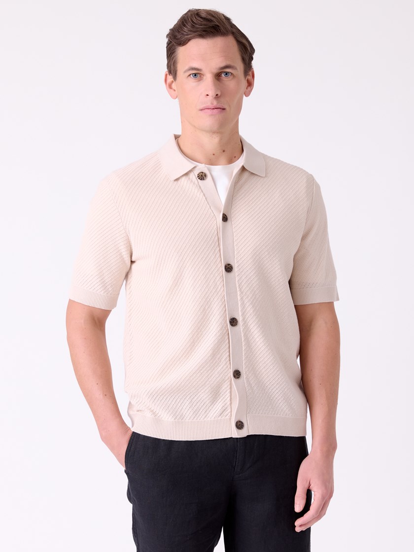 7515359 I2E 7515359_I2E-MRCAPUCHIN-H26-Modell-Front_chn=decades_4217_Lars strikket skjorte I2E.jpg_Front||Front