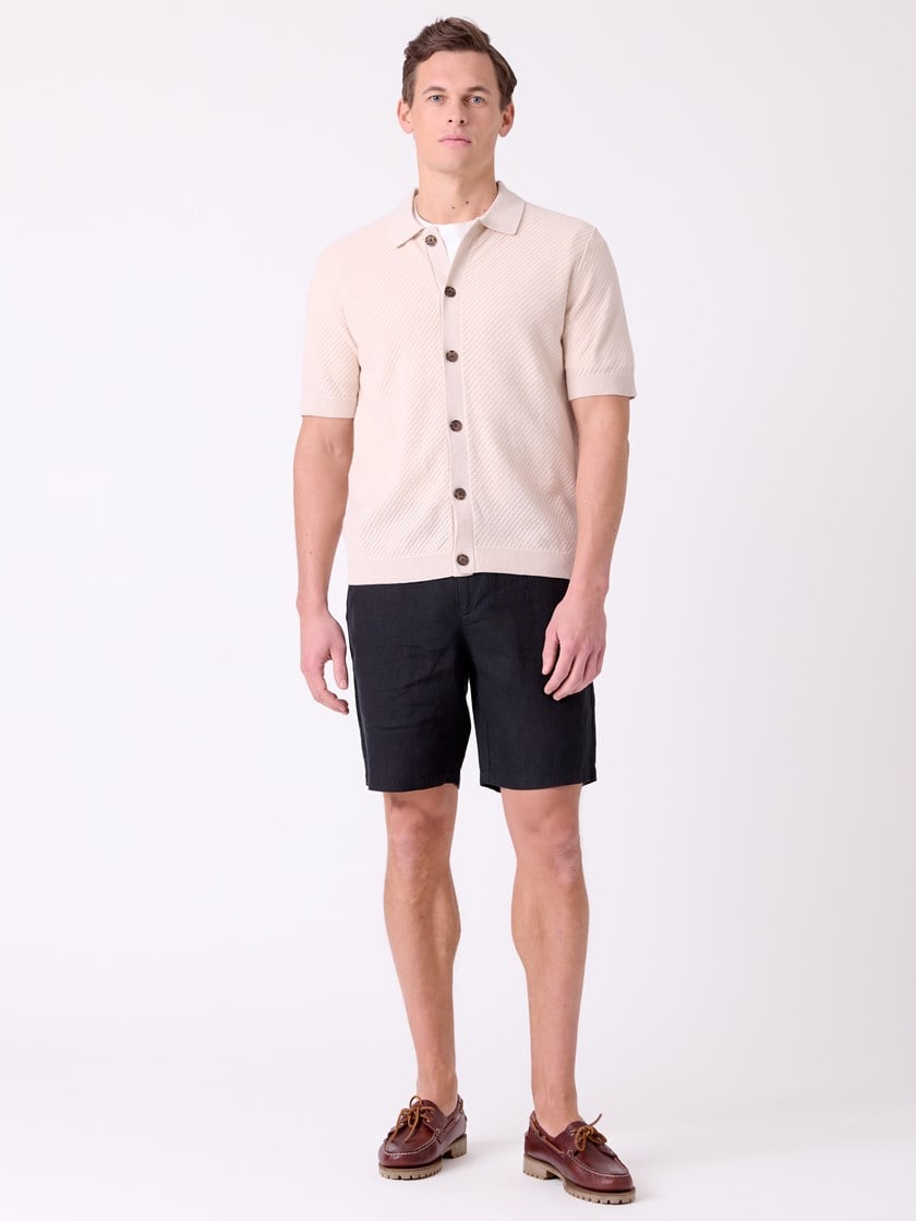 7515359 I2E 7515359_I2E-MRCAPUCHIN-H26-Modell-Front_chn=decades_8913_Lars strikket skjorte I2E.jpg_Front||Front