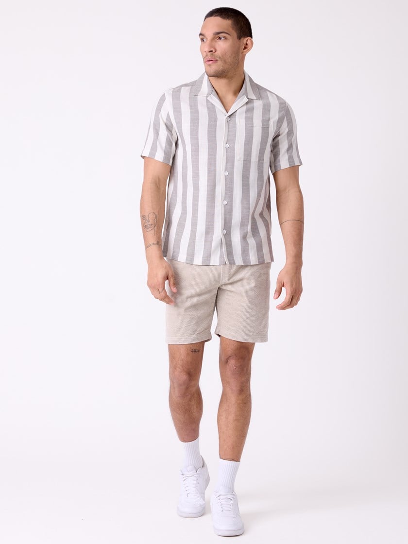 7515503 AFQ 7515503_AFQ-WOSNOTWOS-H26-Modell-Front_chn=decades_313_Grov stripete skjorte AFQ.jpg_Front||Front