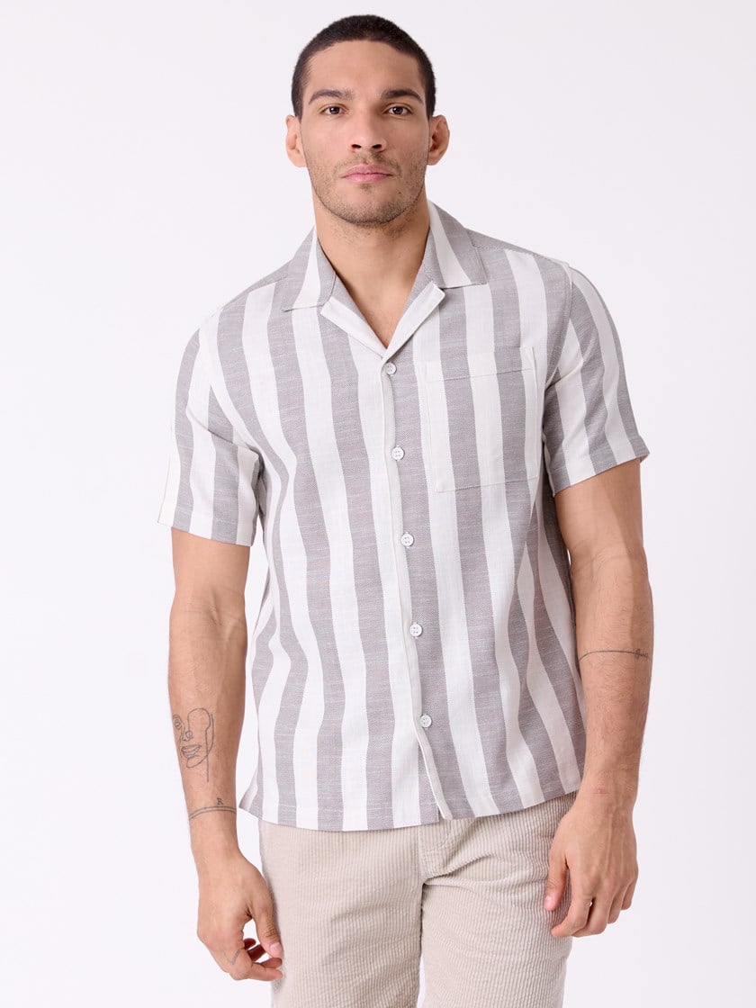 7515503 AFQ 7515503_AFQ-WOSNOTWOS-H26-Modell-Front_chn=decades_3281_Grov stripete skjorte AFQ.jpg_Front||Front