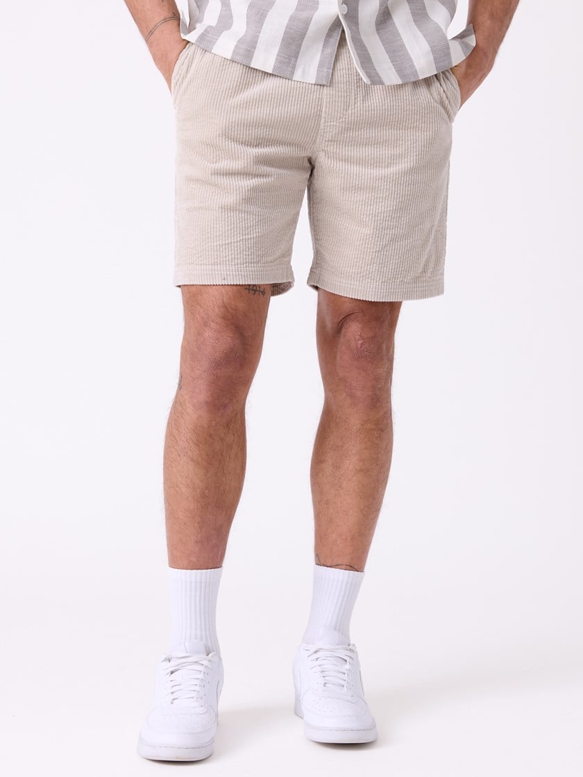 7515522 I4Q 7515522_I4Q-WOSNOTWOS-H26-Modell-Front_chn=decades_1577_Huk cord shorts I4Q.jpg_Front||Front