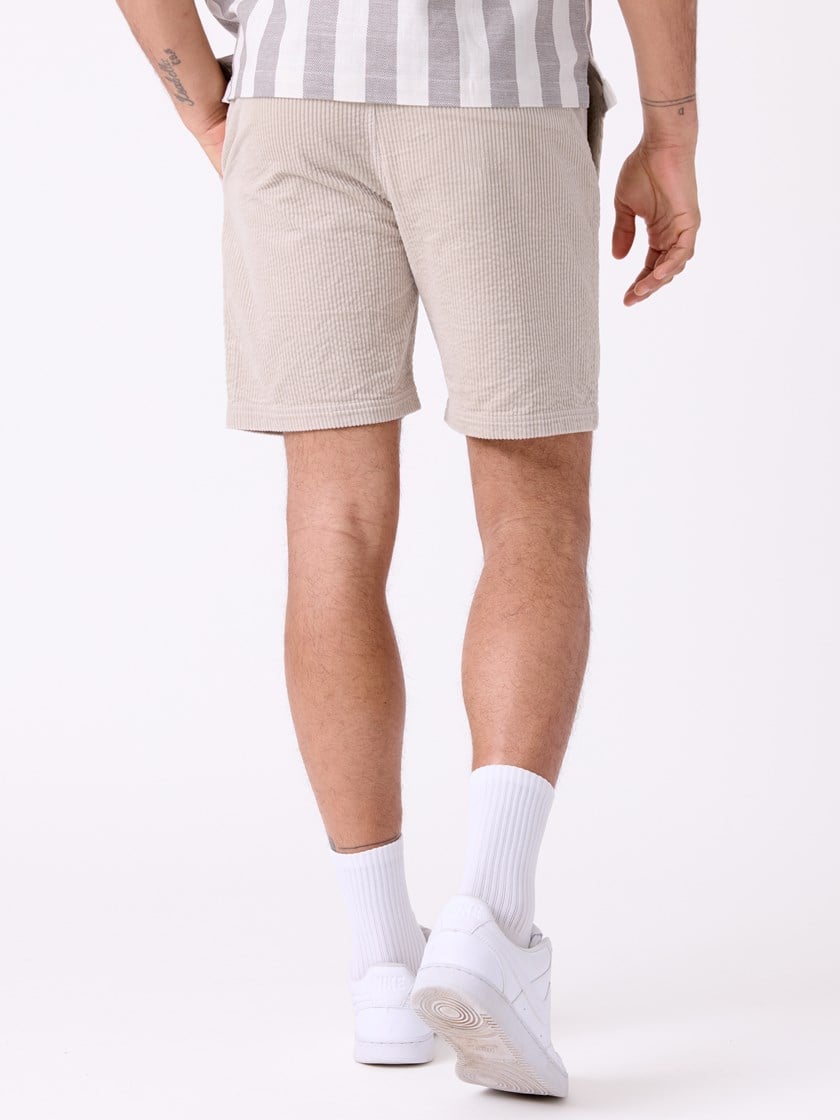 7515522 I4Q 7515522_I4Q-WOSNOTWOS-H26-Modell-Front_chn=decades_5270_Huk cord shorts I4Q.jpg_Front||Front