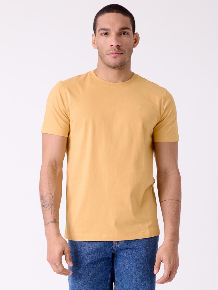 Peak t-shirt 7515546_A9M-HENRYCHOICE-H26-Modell-Front_chn=decades_6764_Peak t-shirt A9M.jpg_Front||Front
