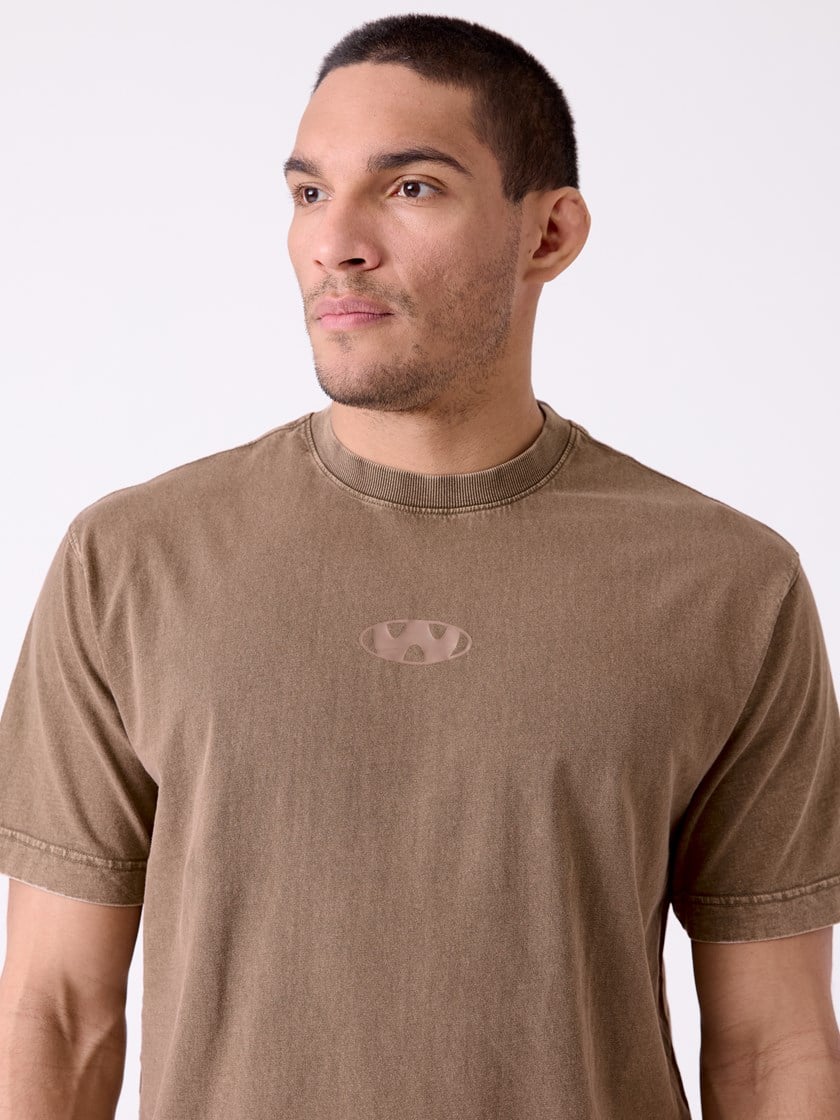 7515564 AFQ 7515564_AFQ-WOSNOTWOS-H26-Modell-Front_chn=decades_6598_Wayne washed t-skjorte AFQ.jpg_Front||Front