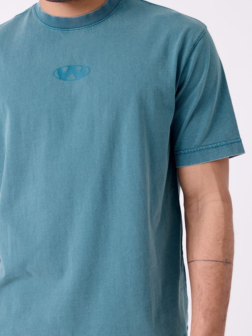 7515564 EN8 7515564_EN8-WOSNOTWOS-H26-Modell-Front_chn=decades_3530_Wayne washed t-skjorte EN8.jpg_Front||Front