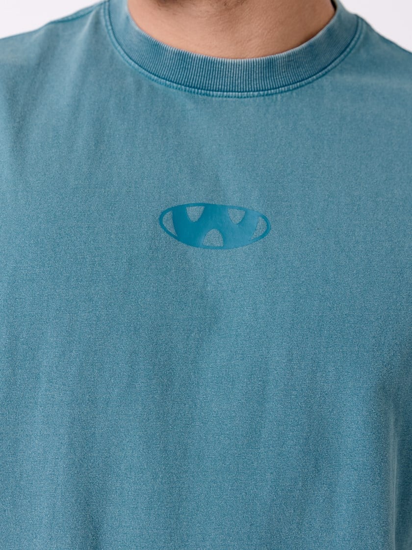 7515564 EN8 7515564_EN8-WOSNOTWOS-H26-Modell-Front_chn=decades_7464_Wayne washed t-skjorte EN8.jpg_Front||Front