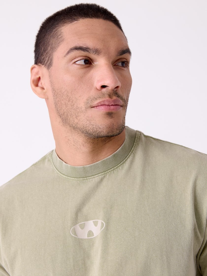 7515564 GKK 7515564_GKK-WOSNOTWOS-H26-Modell-Front_chn=decades_4032_Wayne washed t-skjorte GKK.jpg_Front||Front