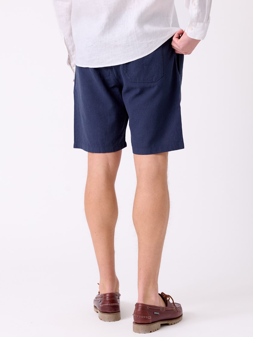 7515611 EM1 7515611_EM1-MRCAPUCHIN-H26-Modell-Front_chn=decades_1445_William shorts EM1.jpg_Front||Front