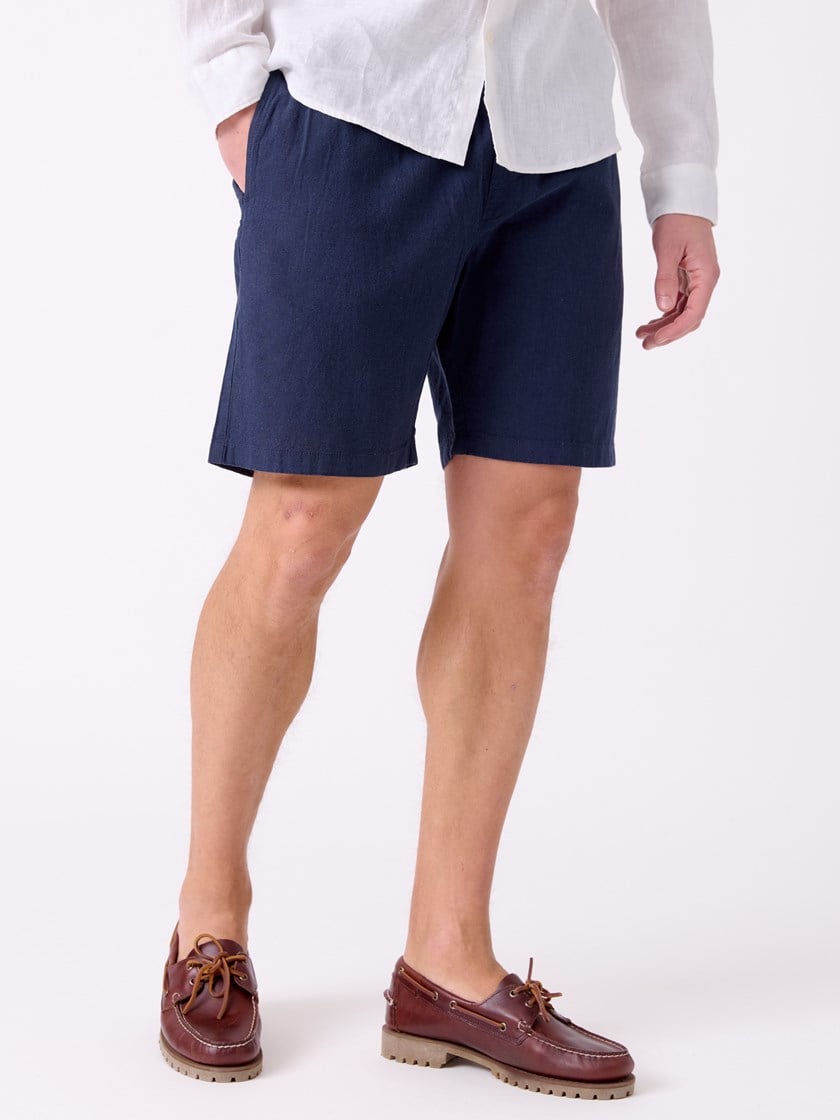 7515611 EM1 7515611_EM1-MRCAPUCHIN-H26-Modell-Front_chn=decades_6524_William shorts EM1.jpg_Front||Front