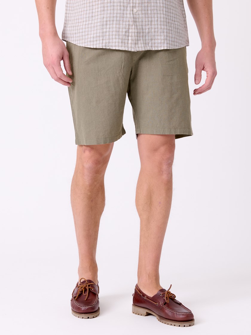 7515611 R81 7515611_R81-MRCAPUCHIN-H26-Modell-Front_chn=decades_2455_William shorts R81.jpg_Front||Front