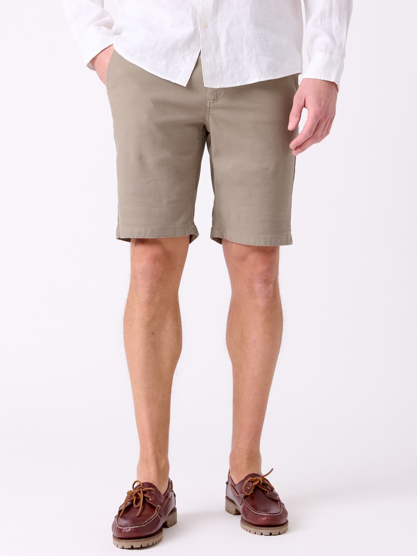 7515774 ADO 7515774_ADO-MRCAPUCHIN-H26-Modell-Front_chn=decades_5891_Slim soft chinoshorts ADO.jpg_Front||Front