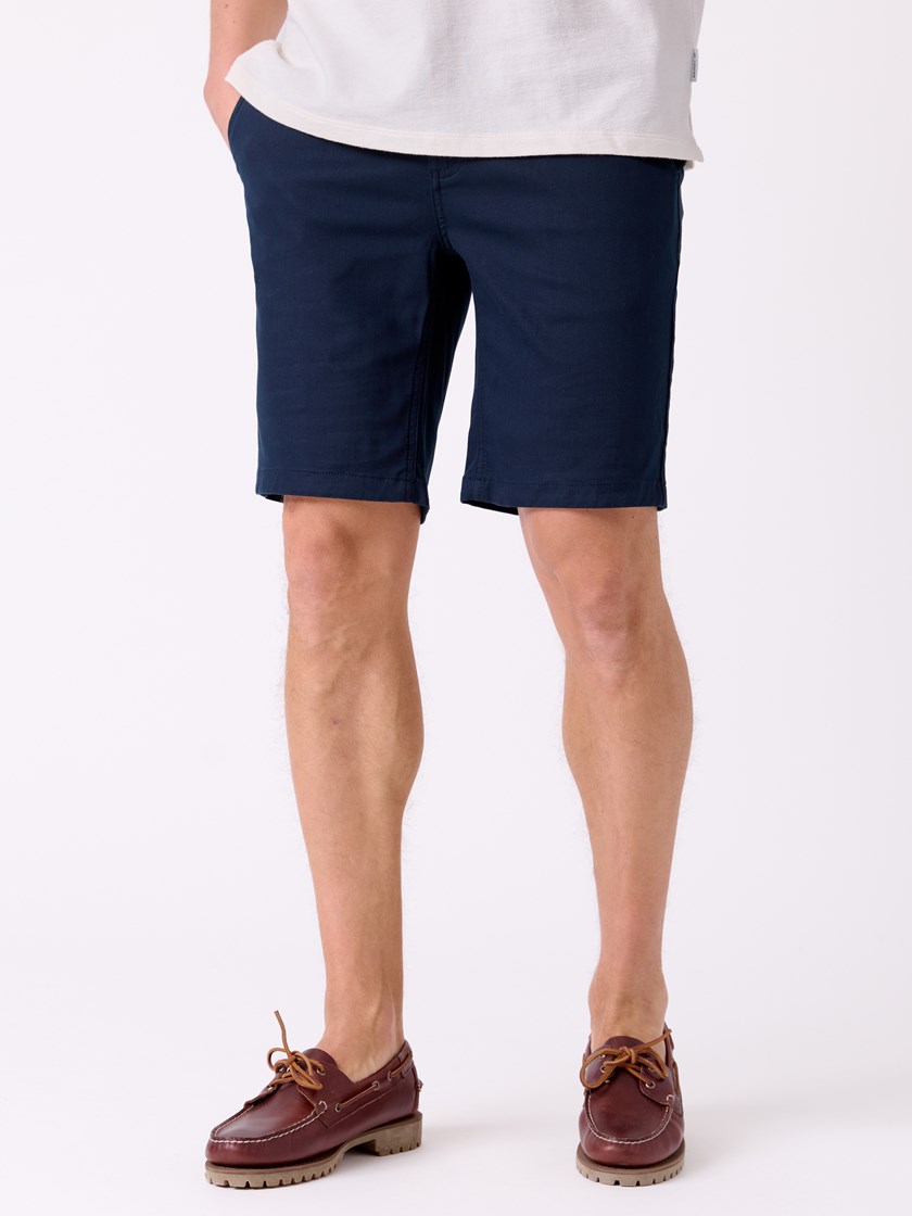 7515774 EMW 7515774_EMW-MRCAPUCHIN-H26-Modell-Front_chn=decades_7021_Slim soft chinoshorts EMW.jpg_Front||Front
