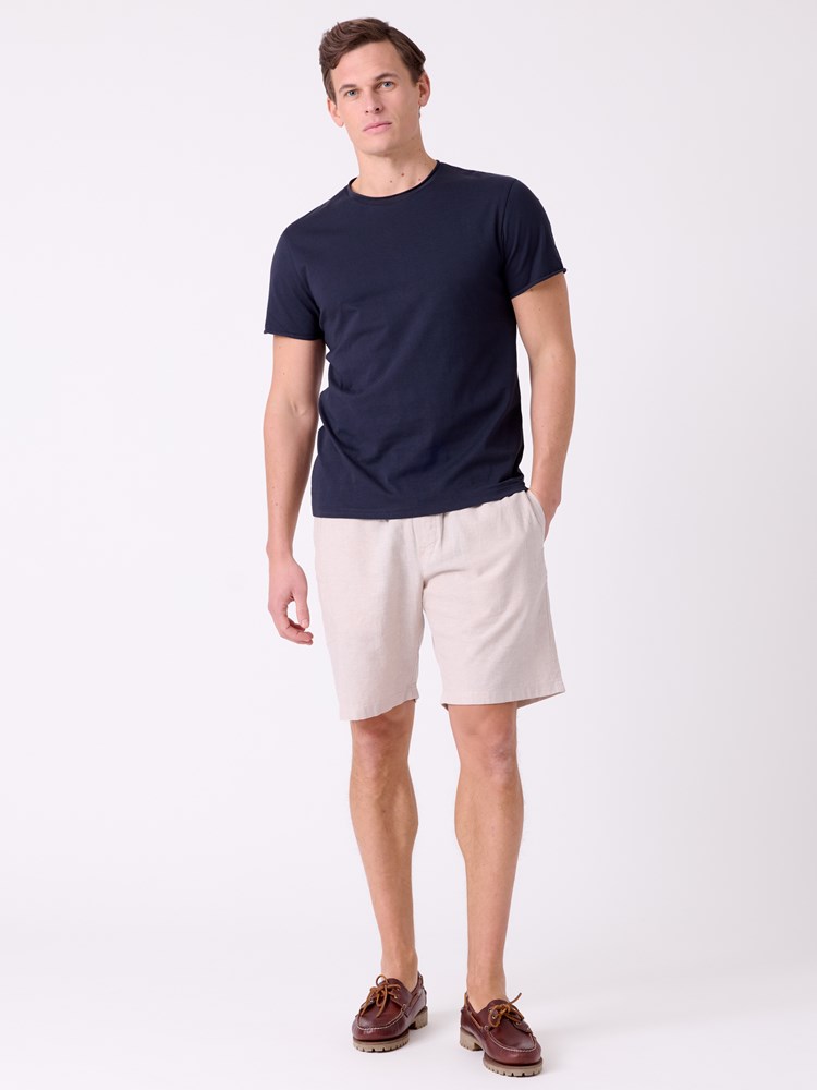 Alfredo t-skjorte 7515783_C27-MRCAPUCHIN-H26-Modell-Front_chn=decades_2555_Alfredo t-skjorte C27.jpg_Front||Front