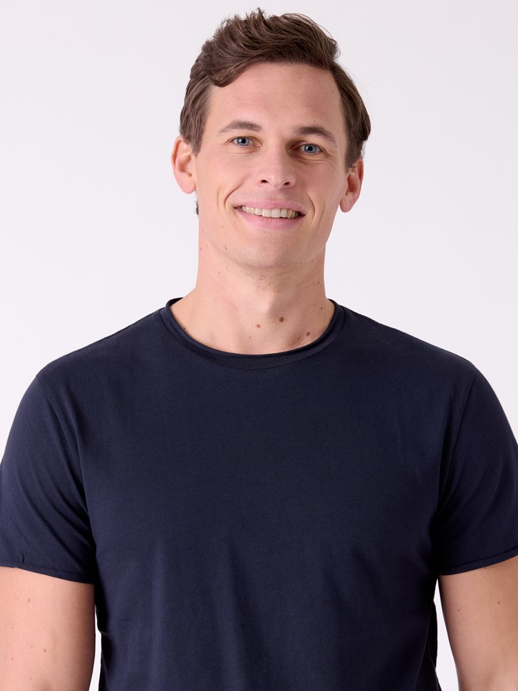Alfredo t-skjorte 7515783_C27-MRCAPUCHIN-H26-Modell-Front_chn=decades_2831_Alfredo t-skjorte C27.jpg_Front||Front