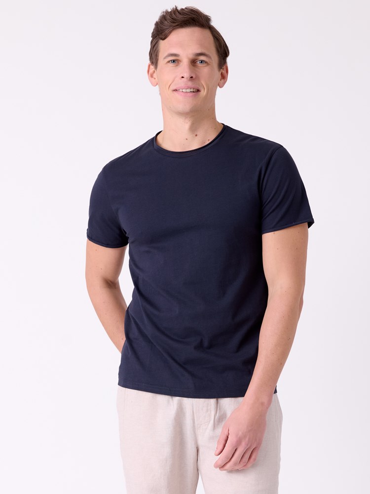 Alfredo t-skjorte 7515783_C27-MRCAPUCHIN-H26-Modell-Front_chn=decades_8038_Alfredo t-skjorte C27.jpg_Front||Front