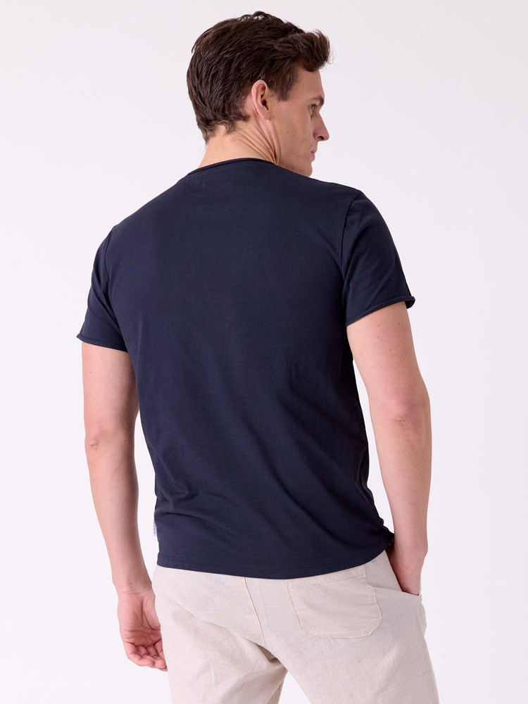 Alfredo t-skjorte 7515783_C27-MRCAPUCHIN-H26-Modell-Front_chn=decades_9837_Alfredo t-skjorte C27.jpg_Front||Front