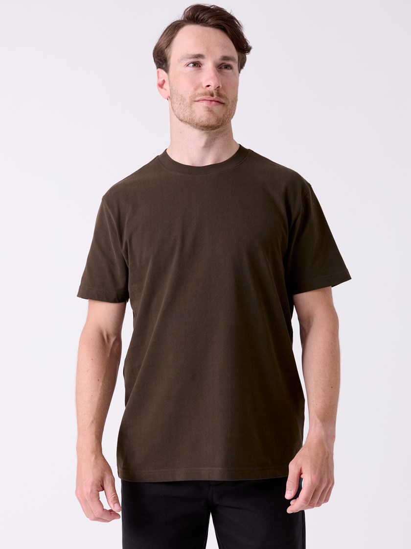 7516210 GU3 7516210_GU3-WOSNOTWOS-A26-Front_9759_Mjuk t-skjorte GU3.jpg_Front||Front