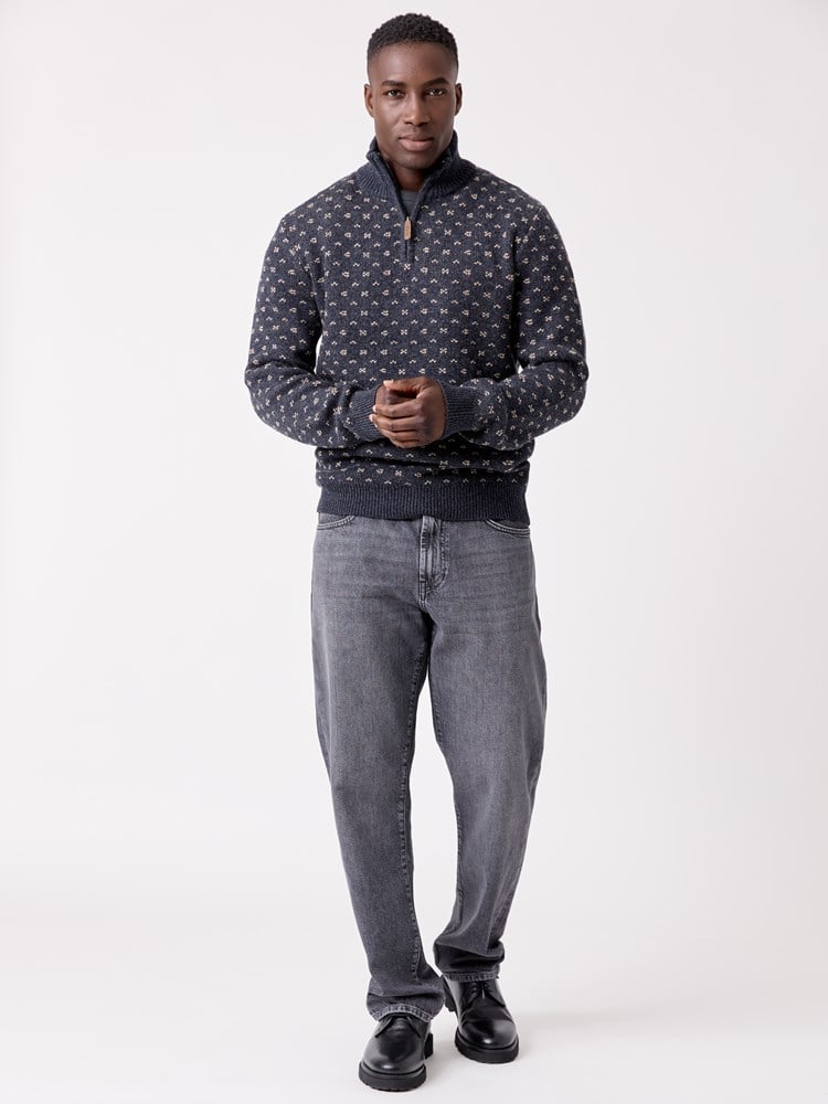 Edwin zipneck sweater 7516643_EM1-HENRYCHOICE-W26-Modell-Front_chn=decades_3710_Edwin zipneck sweater EM1.jpg_Front||Front