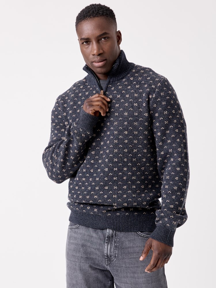 Edwin zipneck sweater 7516643_EM1-HENRYCHOICE-W26-Modell-Front_chn=decades_4237_Edwin zipneck sweater EM1.jpg_Front||Front