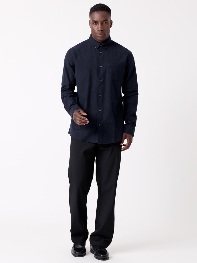 Eino oxfordskjorte 7516929_C27-MRCAPUCHIN-W26-Modell-Front_chn=decades_7708_Eino oxfordskjorte C27.jpg_Front||Front