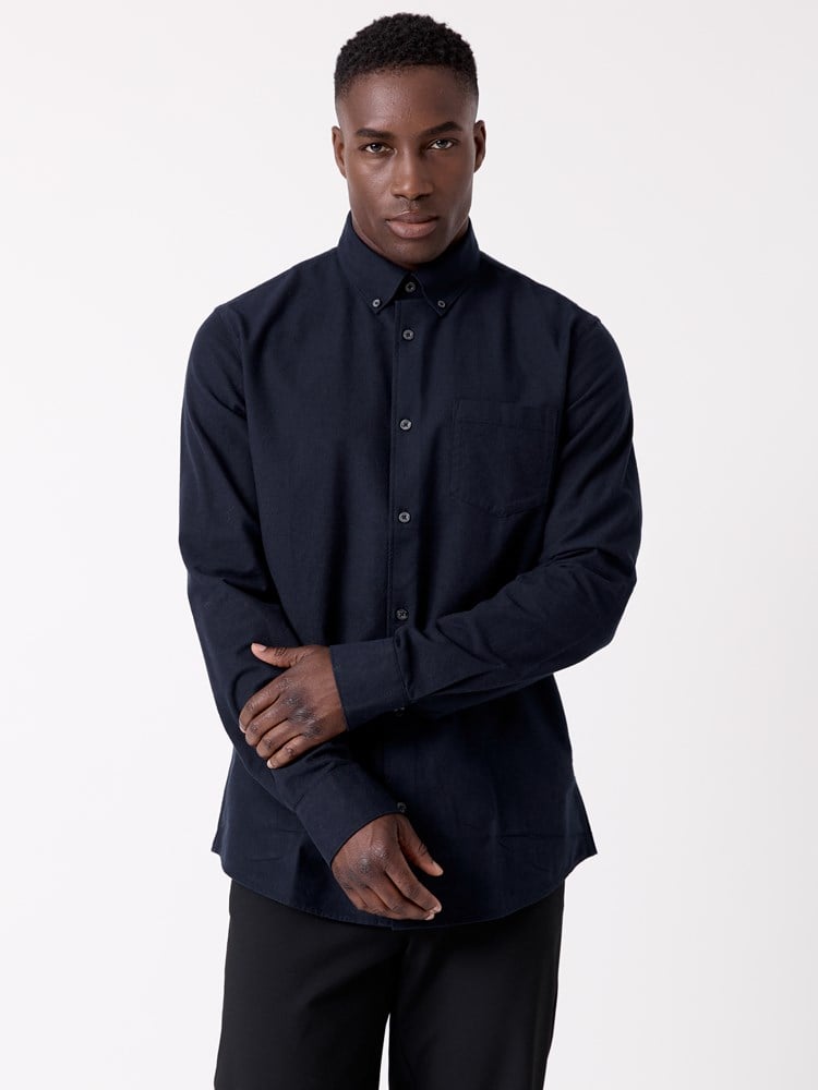 Eino oxfordskjorte 7516929_C27-MRCAPUCHIN-W26-Modell-Front_chn=decades_7780_Eino oxfordskjorte C27.jpg_Front||Front