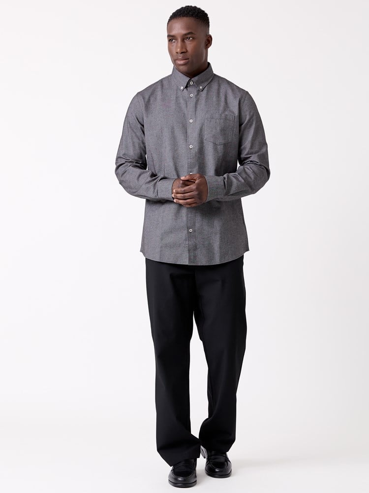 Eino oxfordskjorte 7516929_S05-MRCAPUCHIN-W26-Modell-Front_chn=decades_1692_Eino oxfordskjorte S05.jpg_Front||Front
