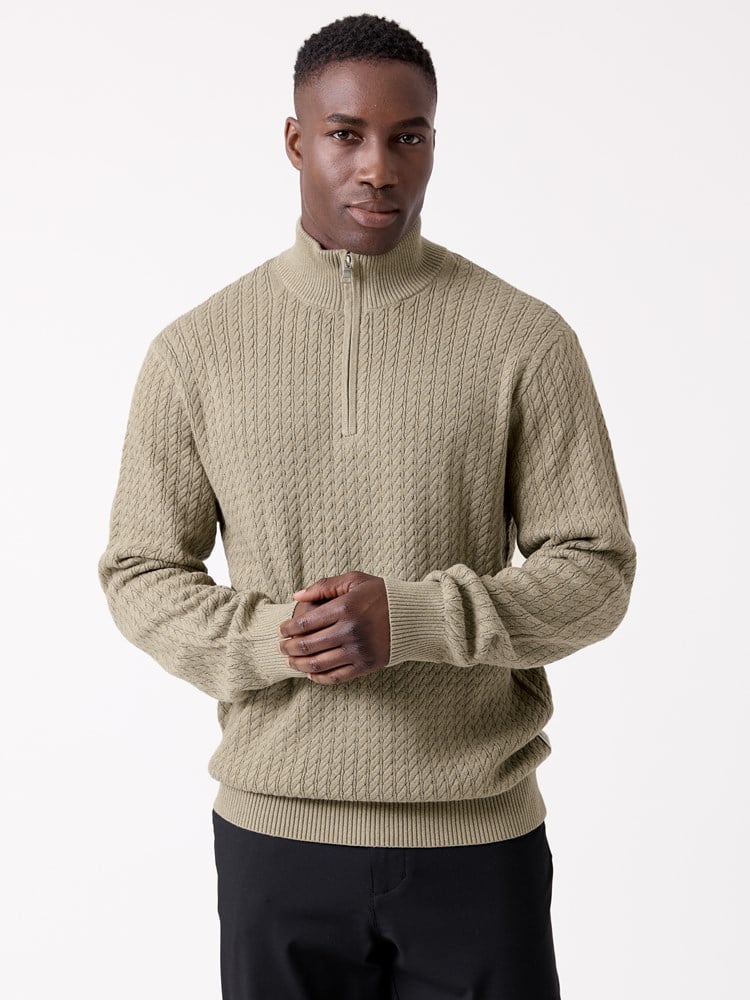 Alvar zip neck strikkegenser 7516929_S05-MRCAPUCHIN-W26-Modell-Front_chn=decades_2745_Alvar zip neck strikkegenser T29.jpg_