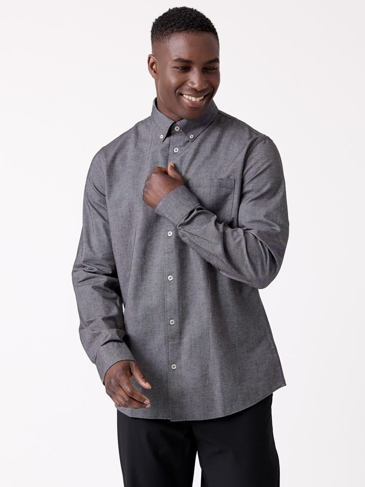 Eino oxfordskjorte 7516929_S05-MRCAPUCHIN-W26-Modell-Front_chn=decades_401_Eino oxfordskjorte S05.jpg_Front||Front