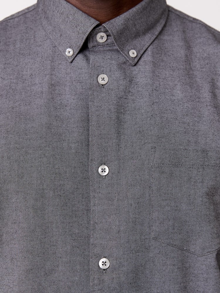 Eino oxfordskjorte 7516929_S05-MRCAPUCHIN-W26-Modell-Front_chn=decades_5612_Eino oxfordskjorte S05.jpg_Front||Front