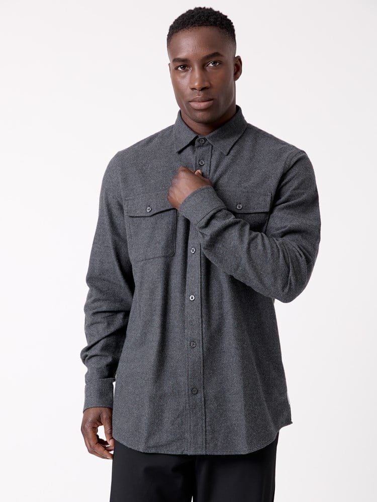 Mathias skjorte 7516931_S05-MRCAPUCHIN-W26-Modell-Front_chn=decades_5303.jpg_Front||Front