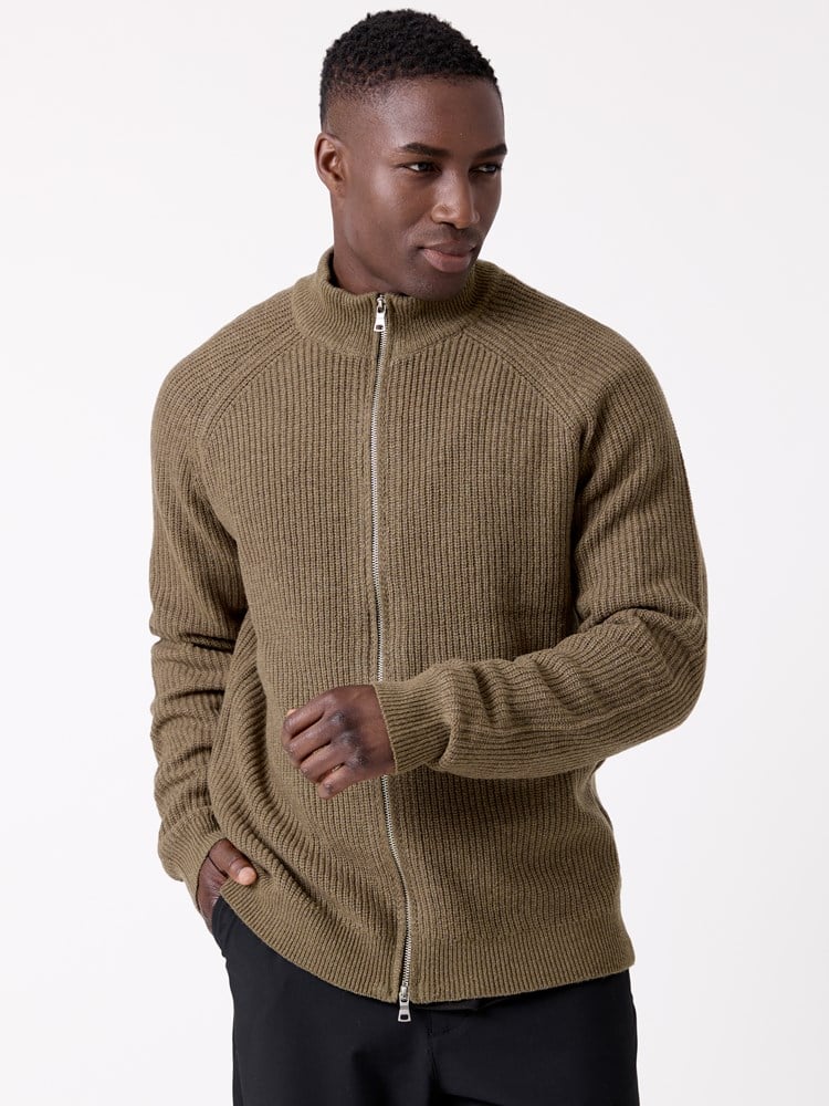 Fredrik cardigan med ull 7516941_T76-MRCAPUCHIN-W26-Modell-Front_chn=decades_4277_Fredrik cardigan med ull T76.jpg_Front||Front
