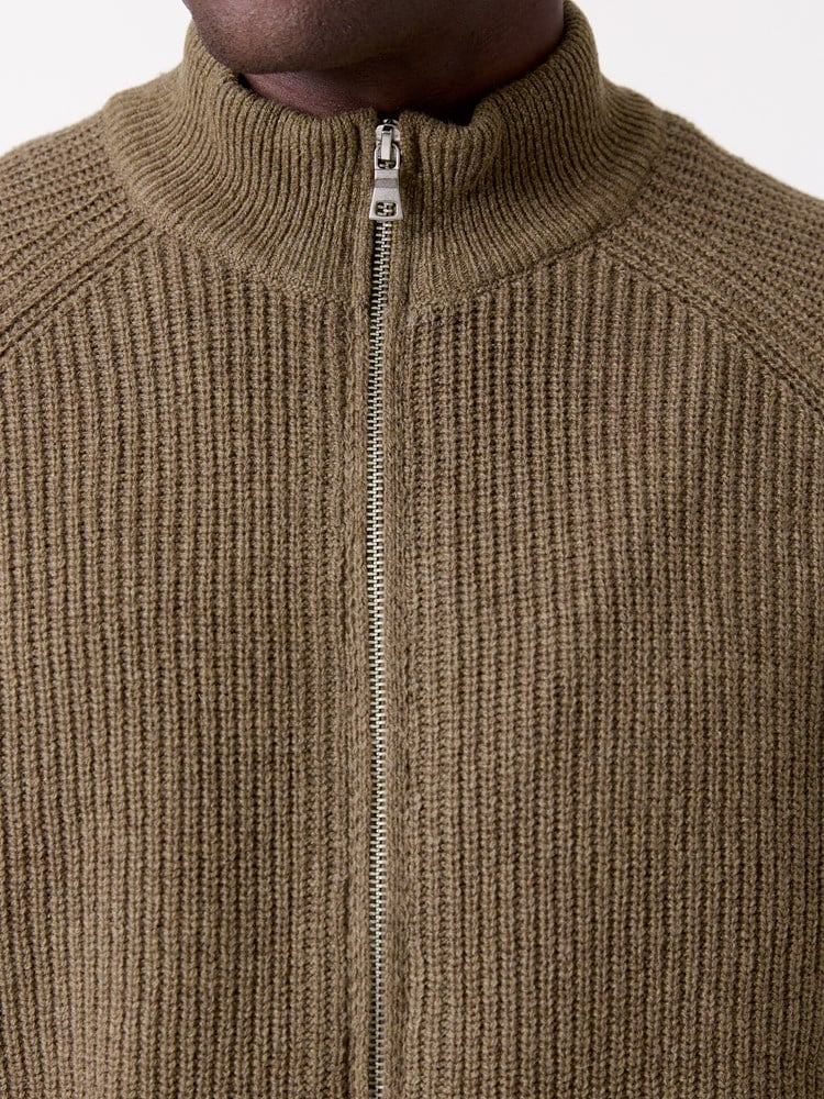 Fredrik cardigan med ull 7516941_T76-MRCAPUCHIN-W26-Modell-Front_chn=decades_7435_Fredrik cardigan med ull T76.jpg_Front||Front