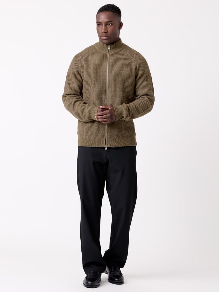 Fredrik cardigan med ull 7516941_T76-MRCAPUCHIN-W26-Modell-Front_chn=decades_8284_Fredrik cardigan med ull T76.jpg_Front||Front