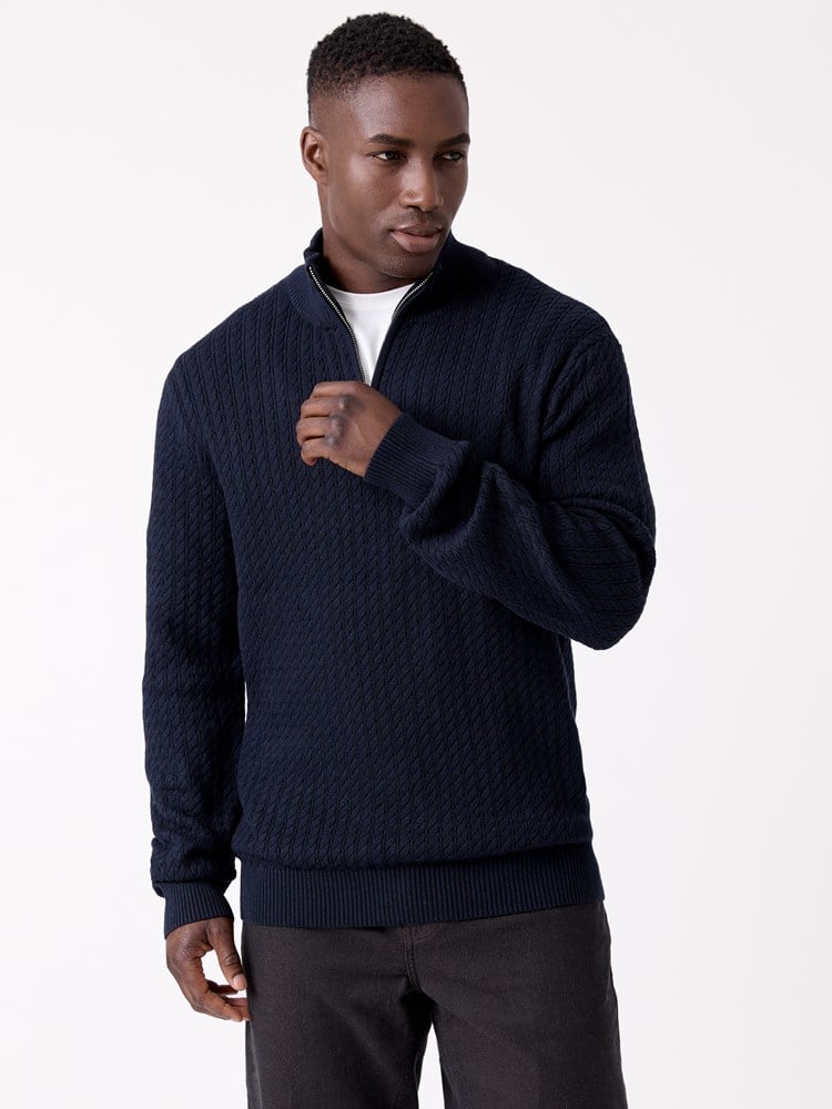 Alvar zip neck strikkegenser 7516946_R15-MRCAPUCHIN-W26-Modell-Front_chn=decades_4157_Alvar zip neck strikkegenser R15.jpg_Front||Front