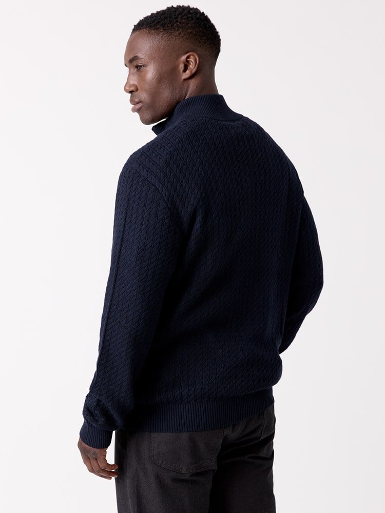 Alvar zip neck strikkegenser 7516946_R15-MRCAPUCHIN-W26-Modell-Front_chn=decades_4335_Alvar zip neck strikkegenser R15.jpg_Front||Front
