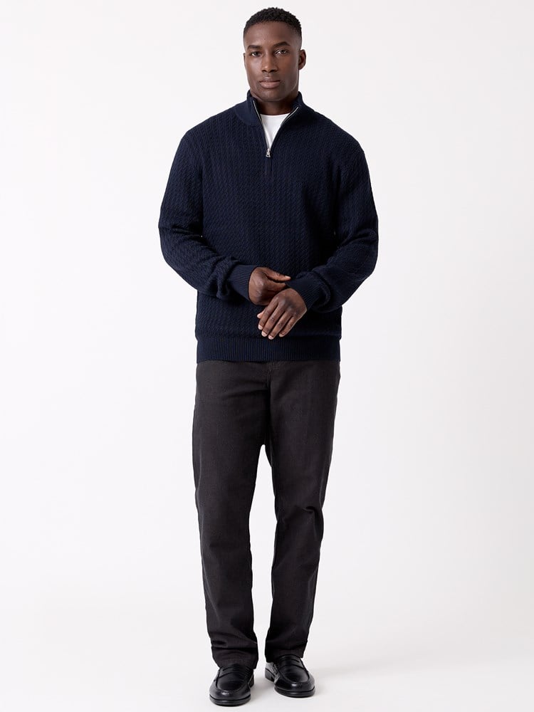 Alvar zip neck strikkegenser 7516946_R15-MRCAPUCHIN-W26-Modell-Front_chn=decades_4751_Alvar zip neck strikkegenser R15.jpg_Front||Front