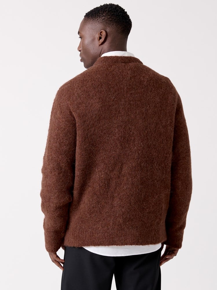 Frey strikkegenser 7517013_AIU-MRCAPUCHIN-W26-Modell-Front_chn=decades_1006_Frey strikkegenser AIU.jpg_Front||Front