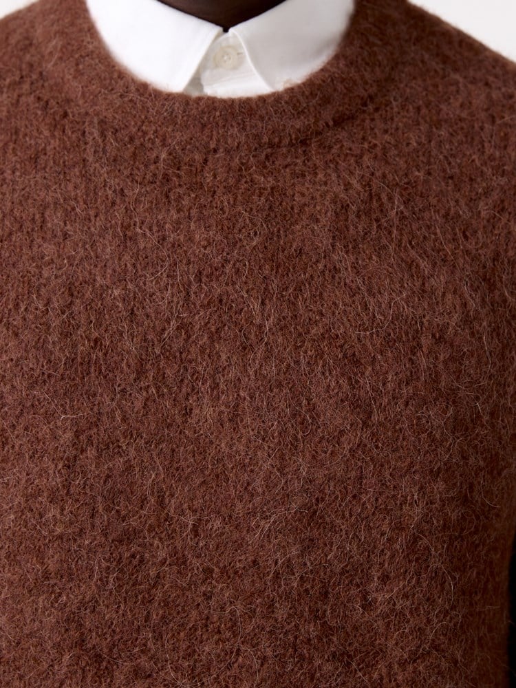 Frey strikkegenser 7517013_AIU-MRCAPUCHIN-W26-Modell-Front_chn=decades_6002_Frey strikkegenser AIU.jpg_Front||Front