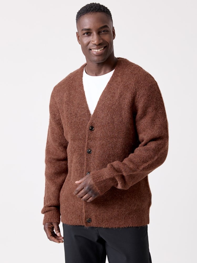 Frey cardigan 7517015_AIU-MRCAPUCHIN-W26-Modell-Front_chn=decades_650_Frey cardigan AIU.jpg_Front||Front