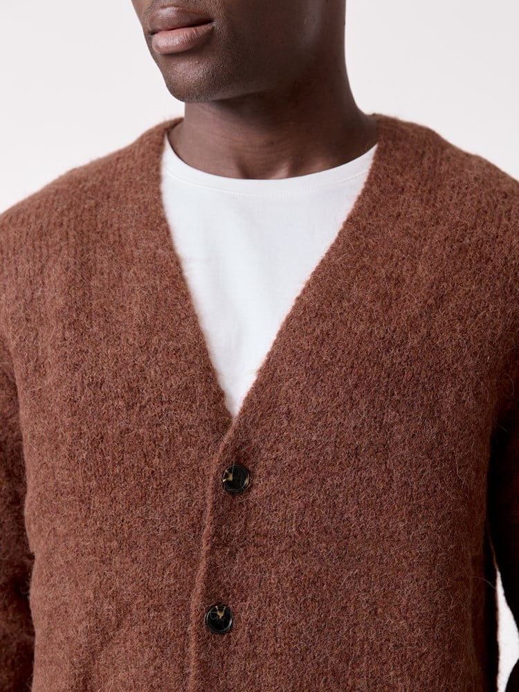 Frey cardigan 7517015_AIU-MRCAPUCHIN-W26-Modell-Front_chn=decades_6901_Frey cardigan AIU.jpg_Front||Front