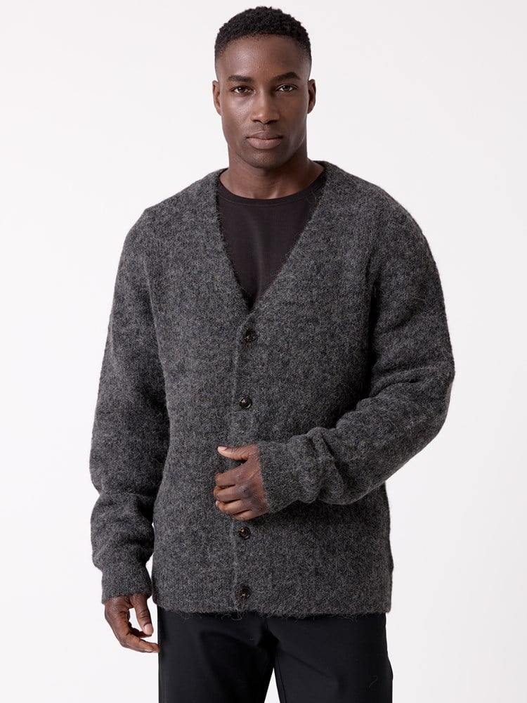 Frey cardigan 7517015_S05-MRCAPUCHIN-W26-Modell-Front_chn=decades_8913_Frey cardigan S05.jpg_Front||Front