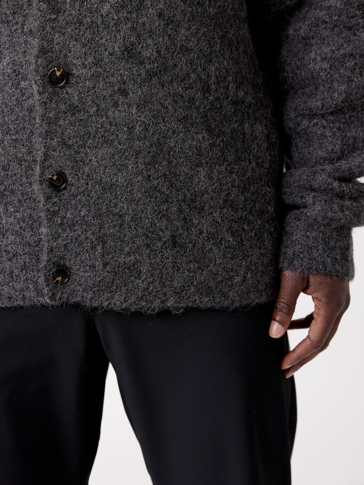 Frey cardigan 7517015_S05-MRCAPUCHIN-W26-Modell-Front_chn=decades_9186_Frey cardigan S05.jpg_Front||Front
