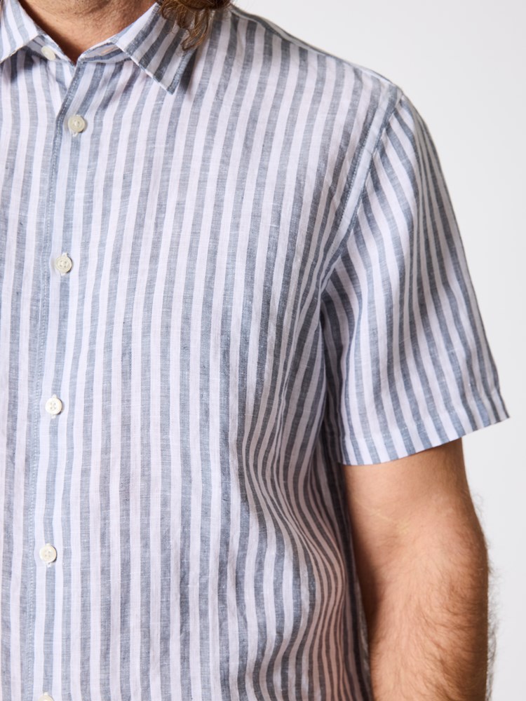 Callum stripete linskjorte Callum linskjorte blå striper 13_IFI_Callum stripete linskjorte IFI.jpg_