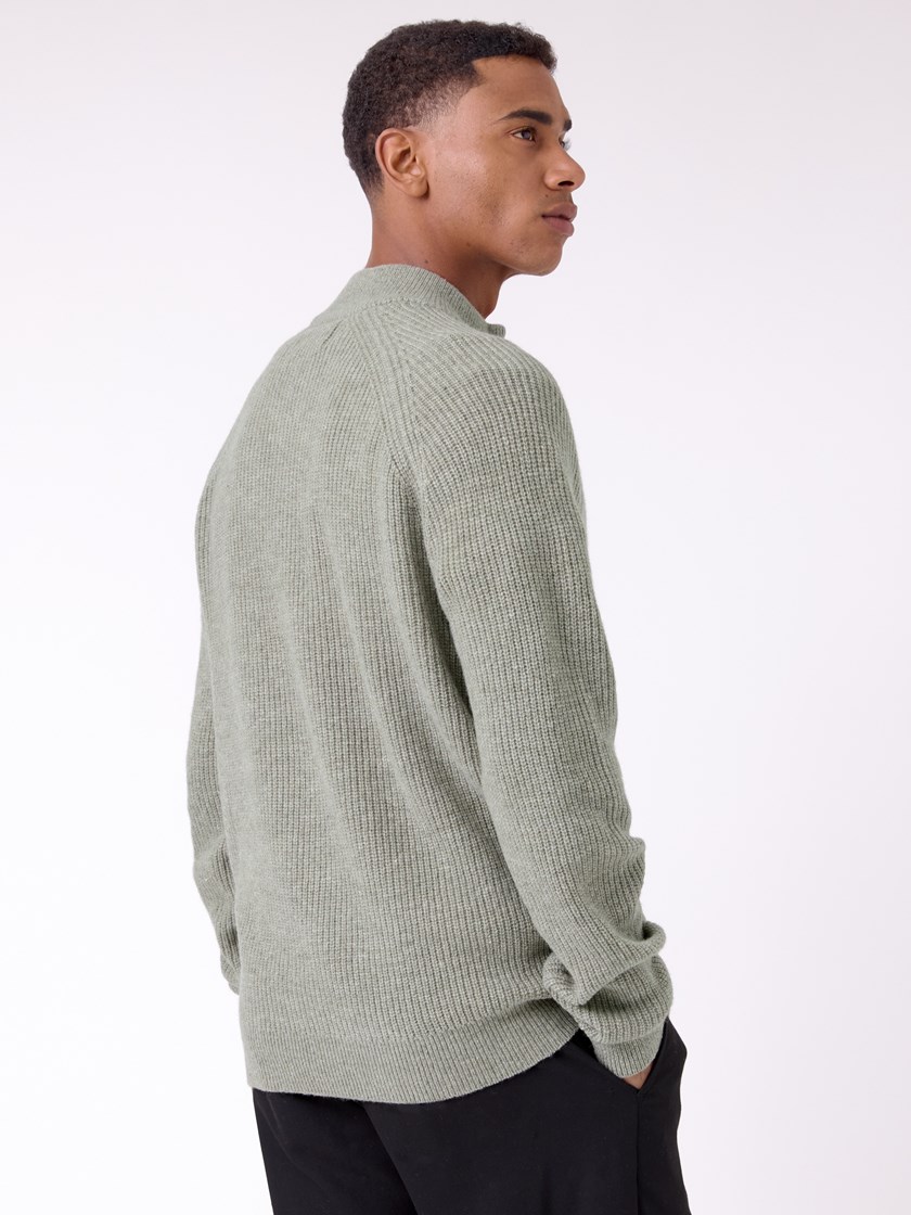 7513406 S95 Fredrik strikkegenser med ull 7513406 Dried Sage 15_Fredrik strikkegenser med ull S95.jpg_