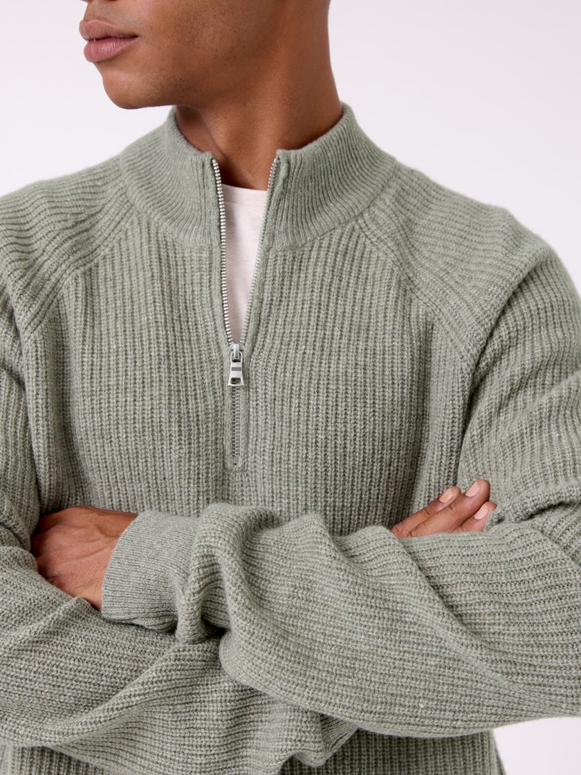 7513406 S95 Fredrik strikkegenser med ull 7513406 Dried Sage 18_Fredrik strikkegenser med ull S95.jpg_