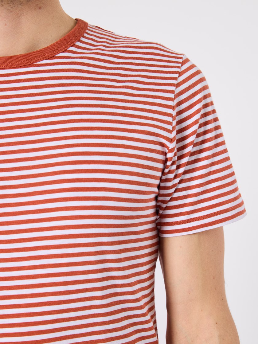 7510145 AHV Slub stripe rød 24_AHV_Slub striped t-shirt AHV.jpg_