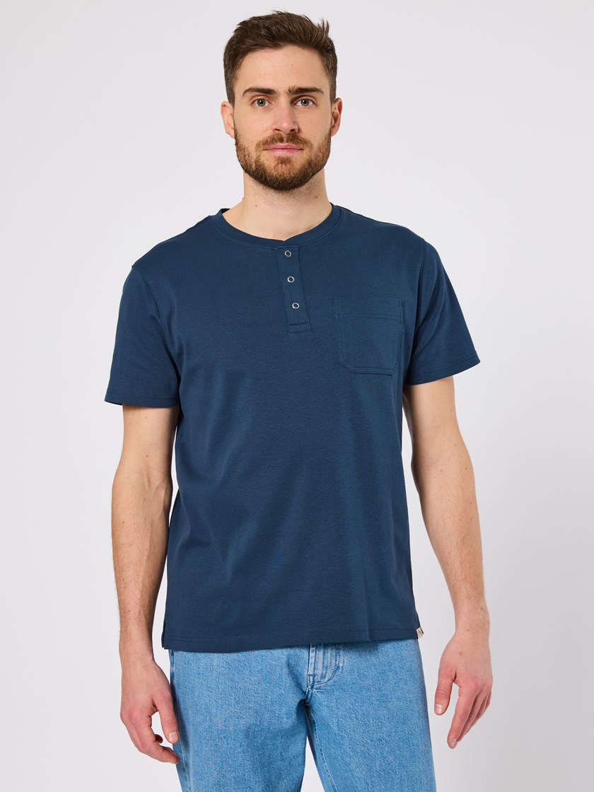 7511184 EHI Stone shortseleeve grandad blå 22_Stone shortsleeve grandad EHI.jpg_